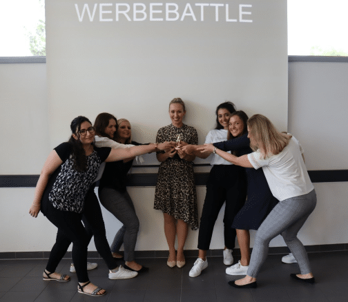 Die Siegerinnen des Werbebattels: links die Gewinnerinnen des Studiengangs "Handel" : in der Mitte Fr. Prof. Dr. Maren Lay und rechts vom Studiengang "Industrie":